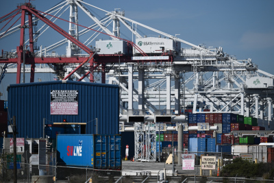 Trotz Trumps Zöllen: US-Handelsdefizit 2025 kaum gesunken 